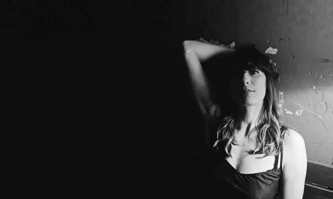 Nicki Bluhm 